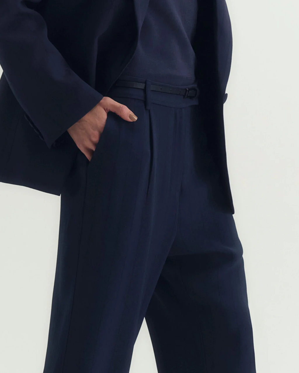 Calça Alfaiataria Crepe Patou Risca Giz Dark Night CAMYS