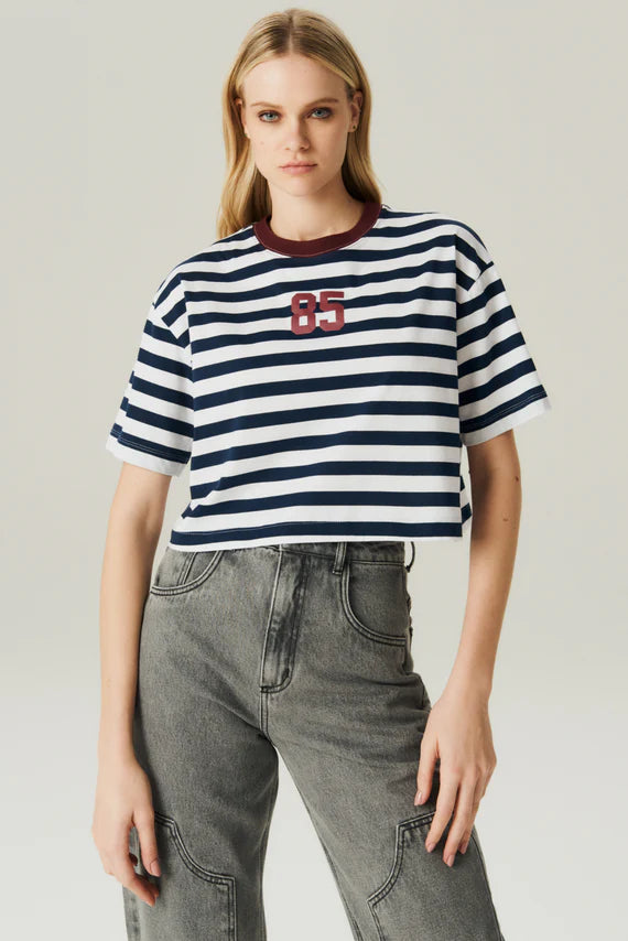 T-SHIRT CROPPED LISTRADO HOOD MOOD OFF WHITE/ MARINHO
